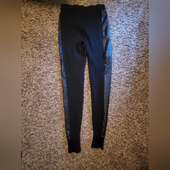 Victoria Secret Bkack Faux Leather Workout Leggings (XS)(LIKE NEW)(DEADSTOCK) - Picture 2 of 3